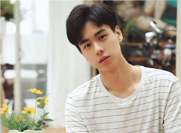 胡一天人设崩塌事件,胡一天遛鸟事件是怎么回事