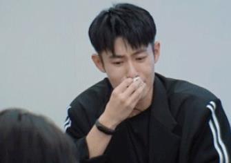 彭楚粤喝油漆事件什么节目 彭楚粤的身高是多少 彭楚粤喝油漆事件什么节目 彭楚粤的身高是多少