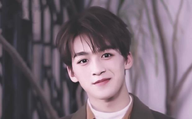 何洛洛的初吻给了谁,何洛洛为什么叫何洛洛