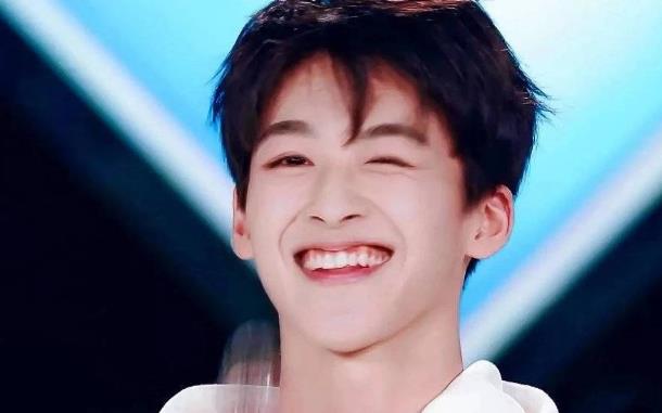 何洛洛的初吻给了谁,何洛洛为什么叫何洛洛