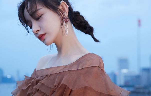 施诗和谁长的像,施诗和谁撞脸