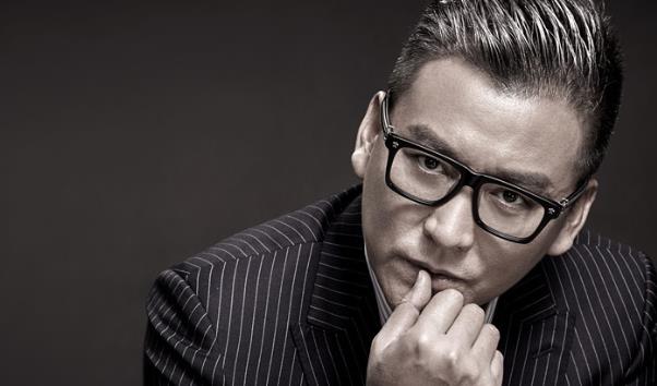 刘小峰的老婆是汪芫吗,刘小峰的脸怎么了