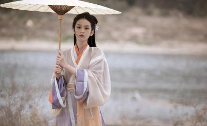 周也是哪个经纪公司的 周也张婧仪对比图长的像 周也是哪个经纪公司的 周也张婧仪对比图长的像