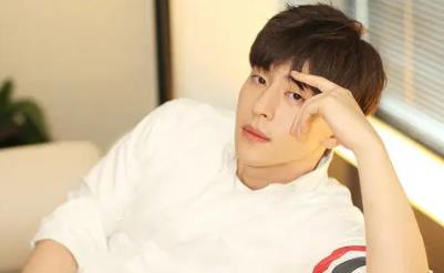 理想照耀中国邓伦第几集 邓伦的父是谁啊2021