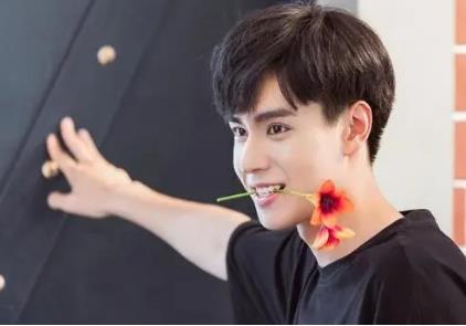 胡一天在哪个学校毕业的 胡一天是哪个经纪公司 