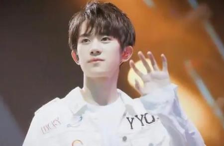 易烊千玺身高及家境 易烊千玺个人资料体重 易烊千玺身高及家境 易烊千玺个人资料体重