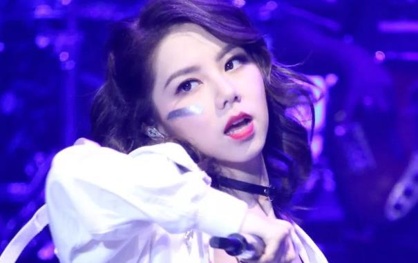 邓紫棋等了九年的人是谁,邓紫棋等了九年的歌叫什么