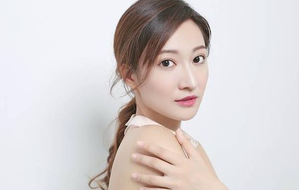 余玥和黄梦莹很像,余玥和杨紫是同学吗