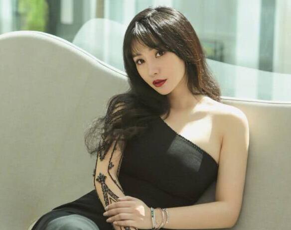 柳岩直播卖货:宅男女神沦为网红? 柳岩直播卖货:宅男女神沦为网红?