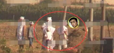 王宝强携儿子上坟母亲头七未见马蓉身影 王宝强携儿子上坟母亲头七未见马蓉身影