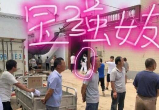 王宝强携儿子上坟母亲头七未见马蓉身影 王宝强携儿子上坟母亲头七未见马蓉身影