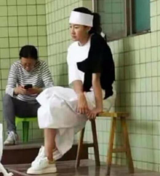 王宝强携儿子上坟母亲头七未见马蓉身影 王宝强携儿子上坟母亲头七未见马蓉身影