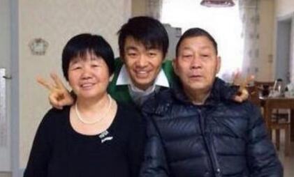 王宝强携儿子上坟母亲头七未见马蓉身影 王宝强携儿子上坟母亲头七未见马蓉身影