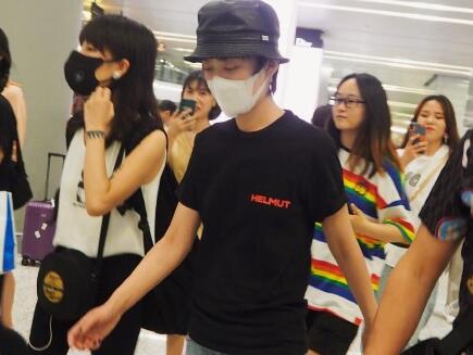 删博后曾轶可发9张工作人员证件照，系统故障吗？