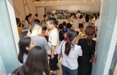 王俊凯八卦:奶茶店火爆开业惊喜满满 王俊凯八卦:奶茶店火爆开业惊喜满满