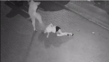 深夜女孩遭殴打扒衣拖行：正义一定不会缺席！