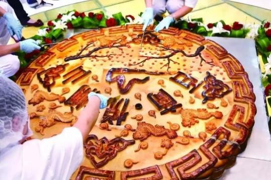 730斤月饼现身上海什么情况 730斤的月饼售价是多少