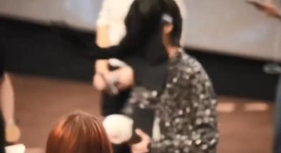 鹿晗被扔衣服是怎么回事？鹿晗被扔衣服依旧笑容相对脾气超好