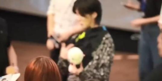 鹿晗被扔衣服是怎么回事？鹿晗被扔衣服依旧笑容相对脾气超好