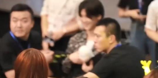 鹿晗被扔衣服是怎么回事？鹿晗被扔衣服依旧笑容相对脾气超好