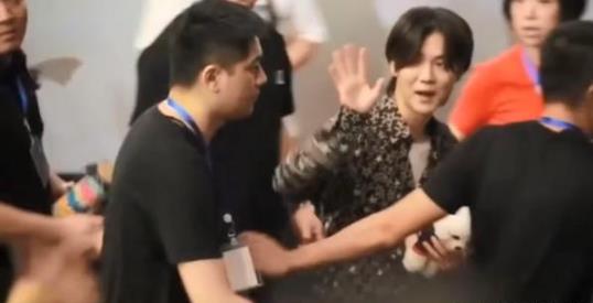 鹿晗被扔衣服是怎么回事？鹿晗被扔衣服依旧笑容相对脾气超好