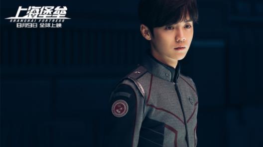 鹿晗被扔衣服是怎么回事？鹿晗被扔衣服依旧笑容相对脾气超好