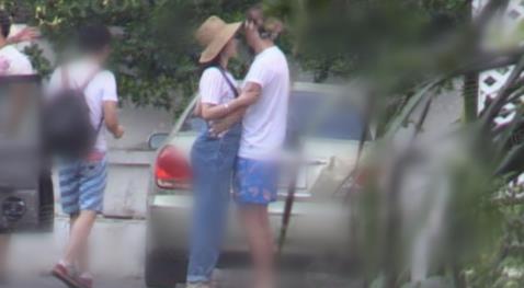 陈羽凡带儿子出游现场照片 爆吸毒后首度露面状态良好 陈羽凡带儿子出游现场照片 爆吸毒后首度露面状态良好