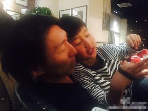 陈羽凡带儿子出游现场照片 爆吸毒后首度露面状态良好 陈羽凡带儿子出游现场照片 爆吸毒后首度露面状态良好