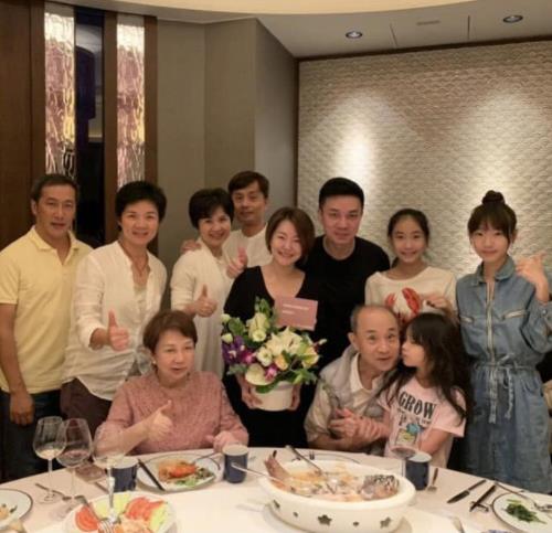 小S全家福曝光公婆罕见出席 与丈夫身穿情侣装力破感情不和传闻 小S全家福曝光公婆罕见出席 与丈夫身穿情侣装力破感情不和传闻