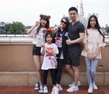 小S全家福曝光公婆罕见出席 与丈夫身穿情侣装力破感情不和传闻 小S全家福曝光公婆罕见出席 与丈夫身穿情侣装力破感情不和传闻