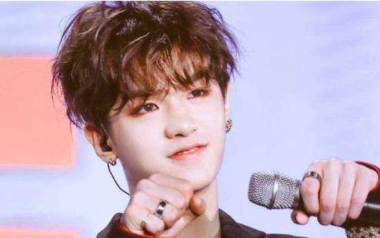 黄明昊坐轮椅现身机场 微博发文爆受伤原因引起热议 黄明昊坐轮椅现身机场 微博发文爆受伤原因引起热议