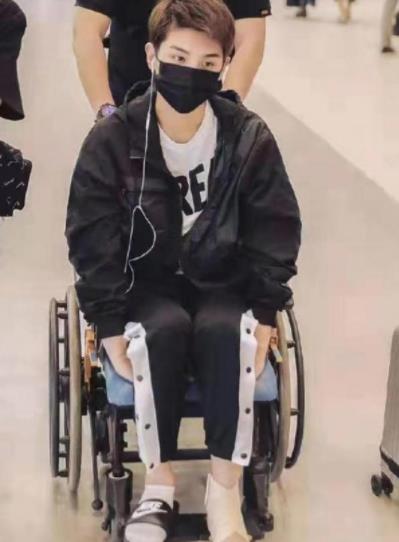 黄明昊坐轮椅现身机场 微博发文爆受伤原因引起热议 黄明昊坐轮椅现身机场 微博发文爆受伤原因引起热议