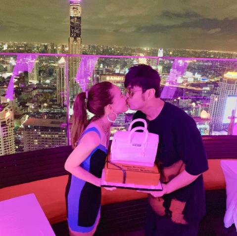 周杰伦为昆凌庆生 甜蜜接吻铂金包吸人眼球