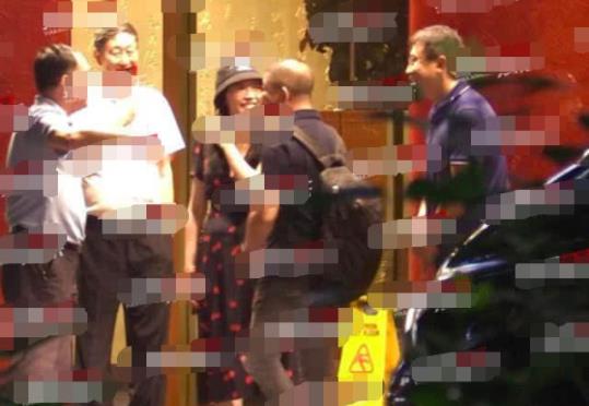 姚晨疑似怀三胎 深夜聚会老公关怀备至