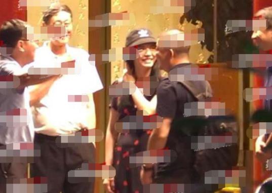 姚晨疑似怀三胎 深夜聚会老公关怀备至