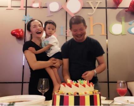 姚晨疑似怀三胎 深夜聚会老公关怀备至