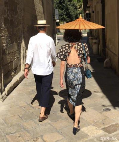 金星52岁生日与老公大秀恩爱 深V后背连衣裙妖娆性感