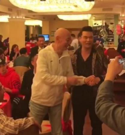 葛优低调出席酒宴 身体消瘦现场照片流出