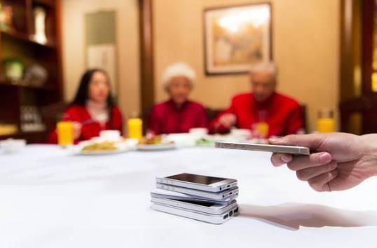 玩手机变斗鸡眼怎么回事 具体详情及后续曝光吓坏网友 玩手机变斗鸡眼怎么回事 具体详情及后续曝光吓坏网友