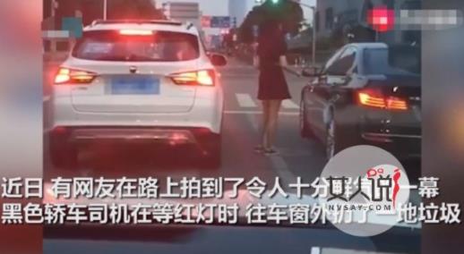 女孩硬扛无德司机 详细情况经过曝光网友为女孩点赞 女孩硬扛无德司机 详细情况经过曝光网友为女孩点赞