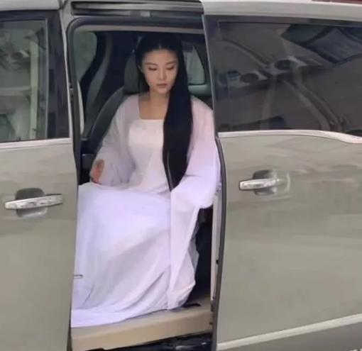 徐冬冬饰演小龙女 现场剧照流出网友惊呼惊悚片 徐冬冬饰演小龙女 现场剧照流出网友惊呼惊悚片