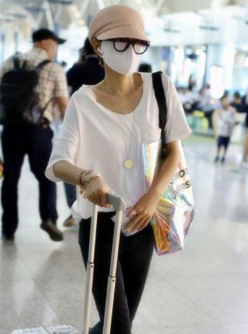 马伊琍离婚后首现身 身材暴瘦锁骨太突出 马伊琍离婚后首现身 身材暴瘦锁骨太突出