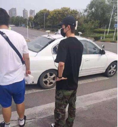 王一博考科目四被偶遇 低调打扮依旧引人注目