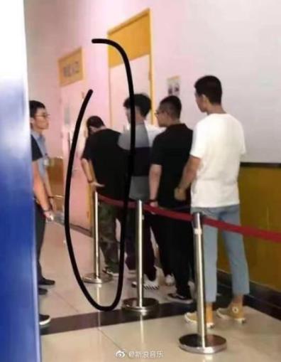 王一博考科目四被偶遇 低调打扮依旧引人注目