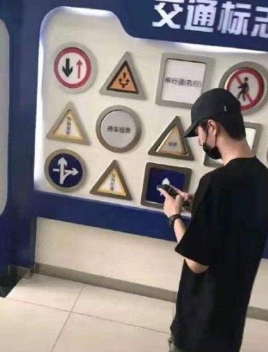 王一博考科目四被偶遇 低调打扮依旧引人注目