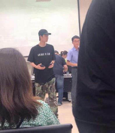 王一博考科目四被偶遇 低调打扮依旧引人注目