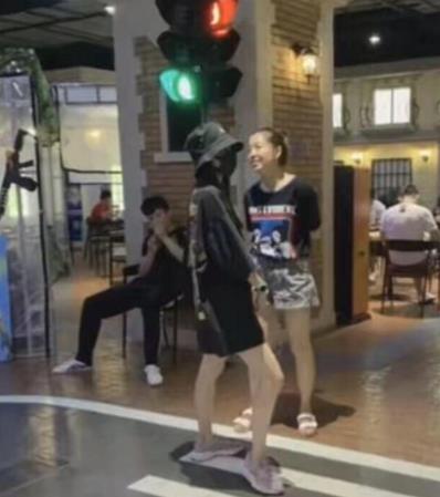 小海绵扮消防员帅气可爱 真的是有其父必有其子 小海绵扮消防员帅气可爱 真的是有其父必有其子