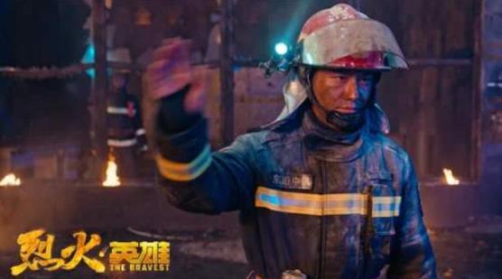 小海绵扮消防员帅气可爱 真的是有其父必有其子 小海绵扮消防员帅气可爱 真的是有其父必有其子