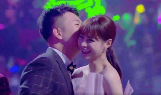 杜海涛求婚成功 沈梦辰晒无名指钻戒 杜海涛求婚成功 沈梦辰晒无名指钻戒