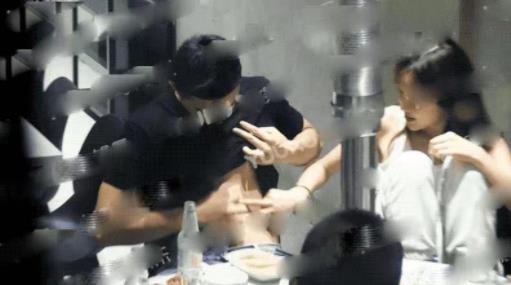 金瀚恋情疑曝光 当众搂腰捏脸摸腹肌